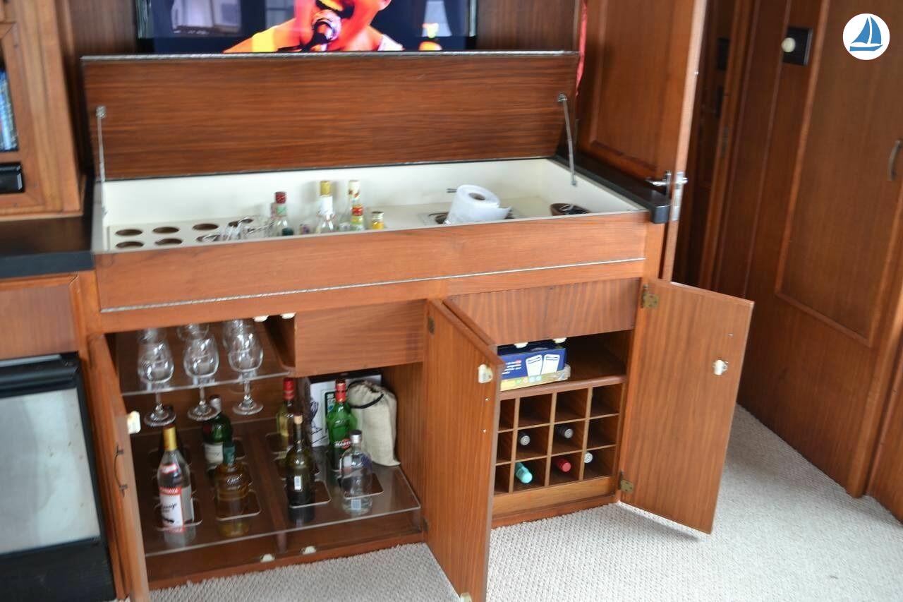 照片 Hatteras MOTOR YACHT 8